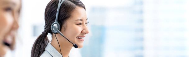Banner de sorrindo telemarketing mulher asiática trabalhando no escritório do call center
 - Foto, Imagem