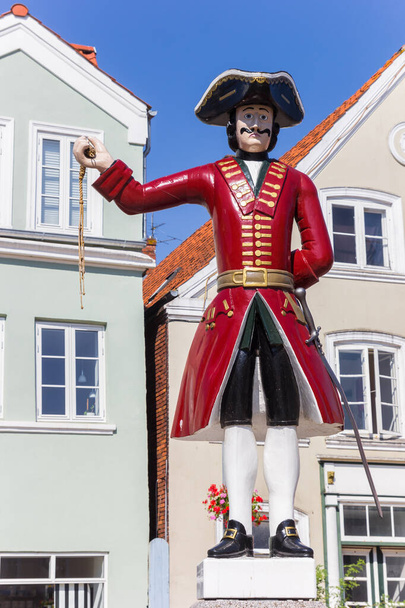 Kagmanden figuur met zweep op het centrale marktplein van Tonder, Denemarken - Foto, afbeelding