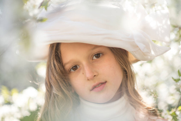 portrait of little girl in retro hat - Foto, afbeelding