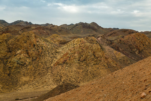 Charyn canyon é o lugar famoso no Cazaquistão, semelhante à paisagem marciana
 - Foto, Imagem
