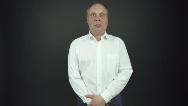 Alter Mann im weißen Hemd zeigt bei Vorsprechen Schockgefühle - Filmmaterial, Video