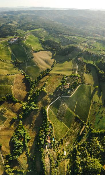 Toscanan vihreät kukkulat ja pellot aamu maisema
.  - Valokuva, kuva