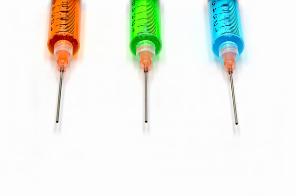injections colorées de vaccin sur blanc
 - Photo, image