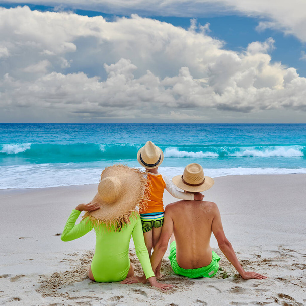 Perhe rannalla, nuori pari, jolla on kolmevuotias poika. Kesäloma Seychelleillä. - Valokuva, kuva
