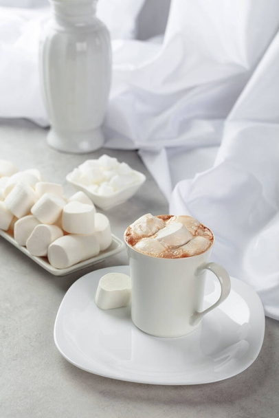 Chocolate quente com marshmallows na mesa branca
. - Foto, Imagem