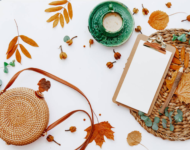 Trendy flat lay composition with coffee cup and autumn leaf, Office table with clip board, blogger concept - Foto, Imagen