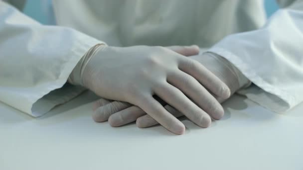 Hands of a doctor in rubber gloves - Video, Çekim