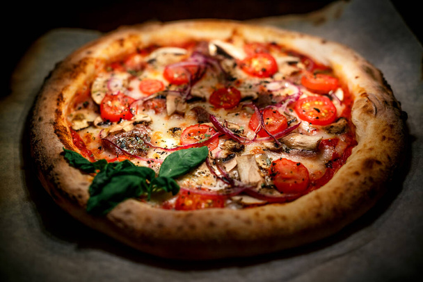 pizza z serem mozzarella z pomidorami czerwona cebula i polędwica - Zdjęcie, obraz