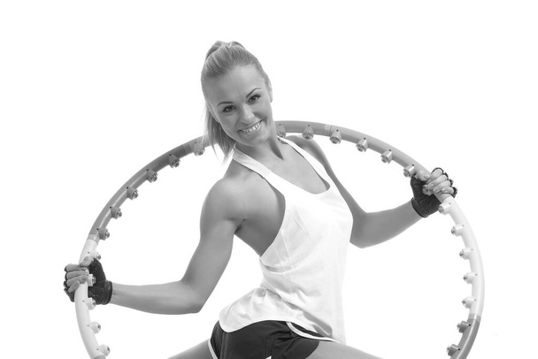 joven mujer deportiva con hula hoop sobre un fondo blanco
 - Foto, Imagen