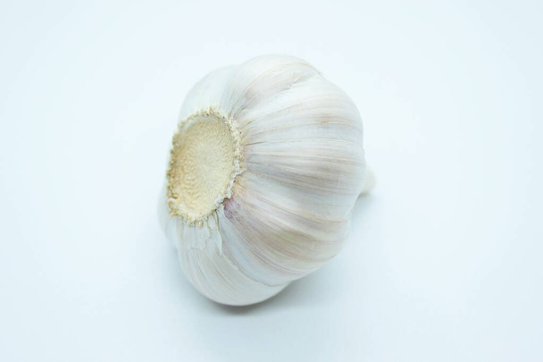 The head of ripe delicious garlic is located on a white background - Foto, imagen