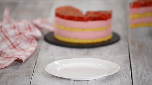 Vanilyalı bisküvi, ahududu kreması ve jöleli kek, tatlı pastalar.. - Video, Çekim