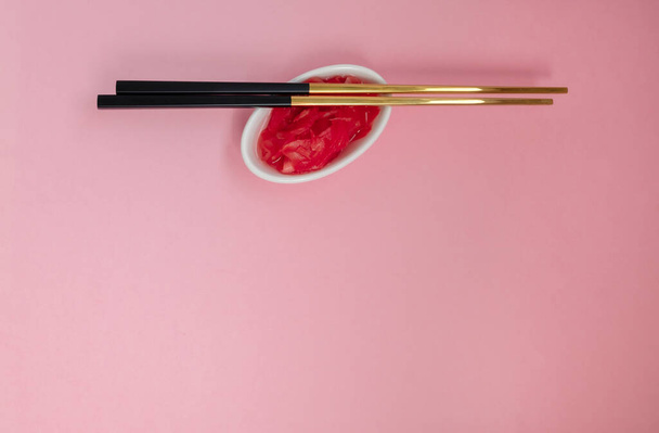 Маринованный имбирь и палочки для еды
 - Фото, изображение