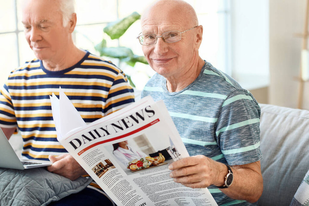 Ältere Männer ruhen sich zu Hause aus - Foto, Bild
