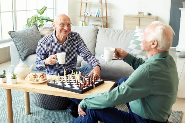 Starszych mężczyzn grających w szachy w domu - Zdjęcie, obraz