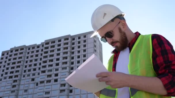 Civil engineer checking work for communication to management team in the construction site - Πλάνα, βίντεο