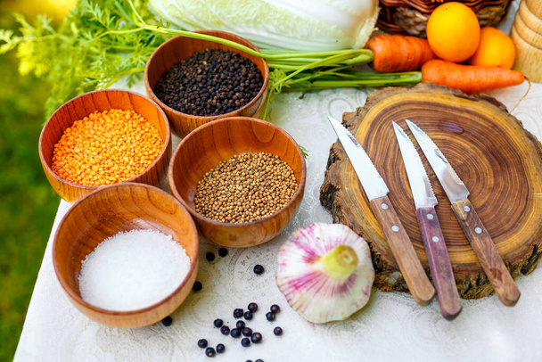 cocina, verduras, sal e ingredientes en la mesa de cocción
 - Foto, imagen