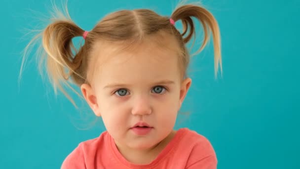 Retrato de un niño con gafas redondas
 - Metraje, vídeo