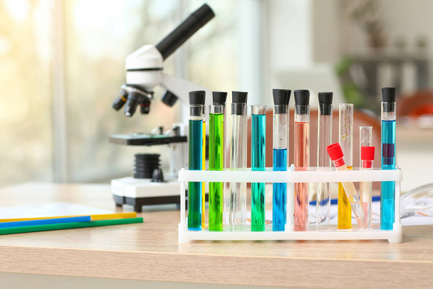 Laboratóriumi üvegedények mintákkal az asztalon az osztályteremben - Fotó, kép