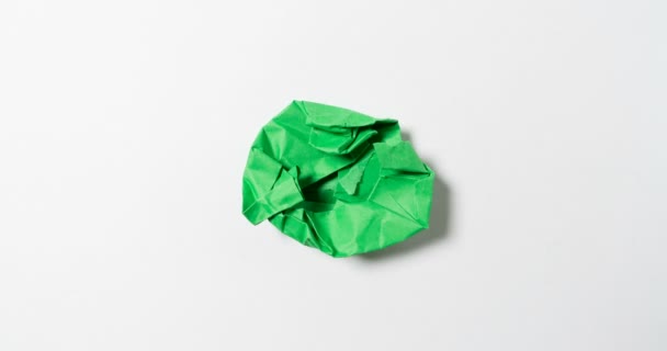 stop motion animatie papier rimpels maken van een papieren bal, groene en witte kleur - Video