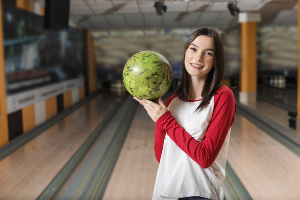 Jeune femme avec balle au bowling club
 - Photo, image