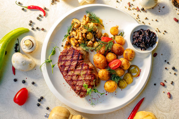 leckeres Steak mit Pilzen und Ofenkartoffeln mit Jalapeño, gesunde Kost - Foto, Bild
