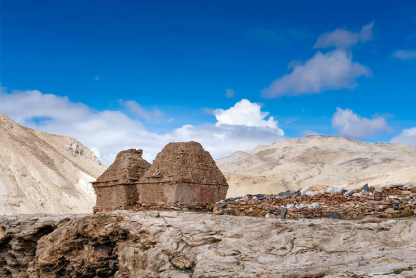 Le paysage de la vallée sacrée de Kailash. Le chemin vers la montagne des croyants. Un lieu saint pour l'hindouisme, le bonisme et le bouddhisme. Himalaya. Chine
 - Photo, image