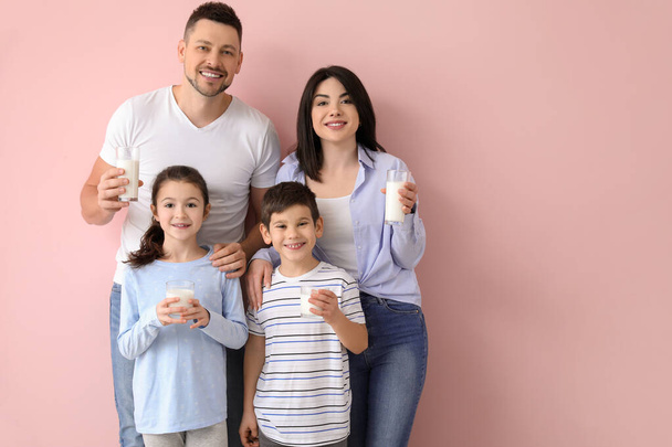 Família beber leite no fundo de cor
 - Foto, Imagem