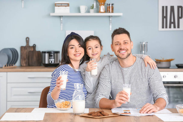 Familie trinkt beim Frühstück zu Hause Milch - Foto, Bild