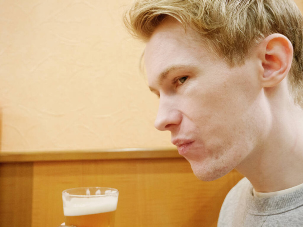 Przystojny młody mężczyzna delektujący się piwem - Zdjęcie, obraz