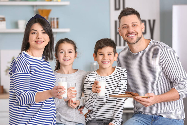 Famiglia che beve latte con biscotti a casa
 - Foto, immagini