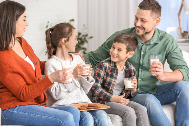 Família beber leite em casa
 - Foto, Imagem