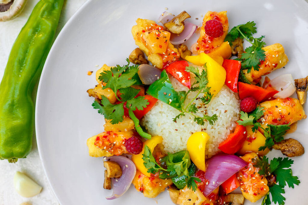 hermosa ensalada con arroz y verduras, comida saludable
 - Foto, Imagen