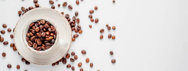 Tasse de café et grains de café sur fond blanc
 - Photo, image