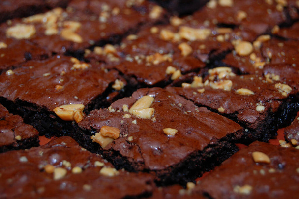 Čokoládové brownies s ořechy nakrájené na plátky ve čtvercovém tvaru sloužit jako dezert - Fotografie, Obrázek
