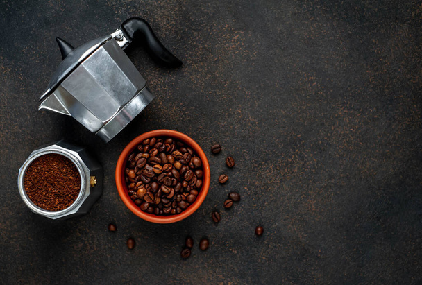 石の背景にコーヒー、ガイザーコーヒーメーカーと豆のカップ。テキストのコピースペース、コーヒーの背景を持つトップビュー - 写真・画像