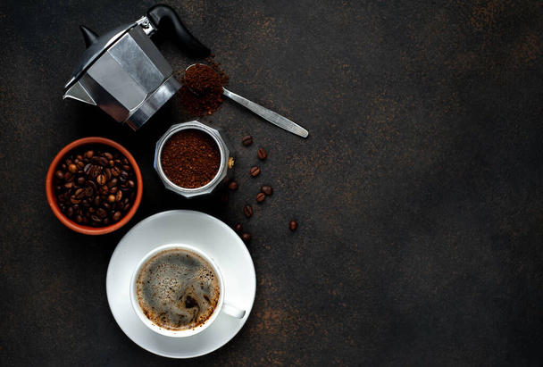 石の背景にコーヒー、ガイザーコーヒーメーカーと豆のカップ。テキストのコピースペース、コーヒーの背景を持つトップビュー - 写真・画像