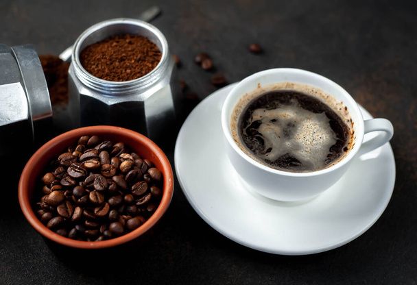 Kuppi kahvia, Geyser kahvinkeitin ja papuja kivipohjalla. Top näkymä kopioi tilaa tekstin, kahvi tausta
 - Valokuva, kuva