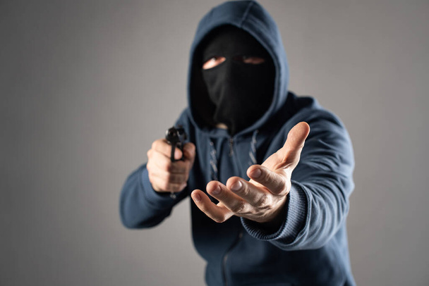 male criminal with a gun extorts money - Zdjęcie, obraz