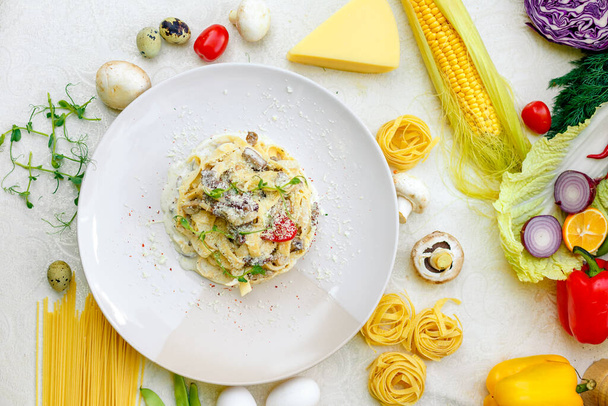 Спагетти Карбонара - макароны с копченым беконом и грибами в сливочном соусе и сыре пармезан
 - Фото, изображение