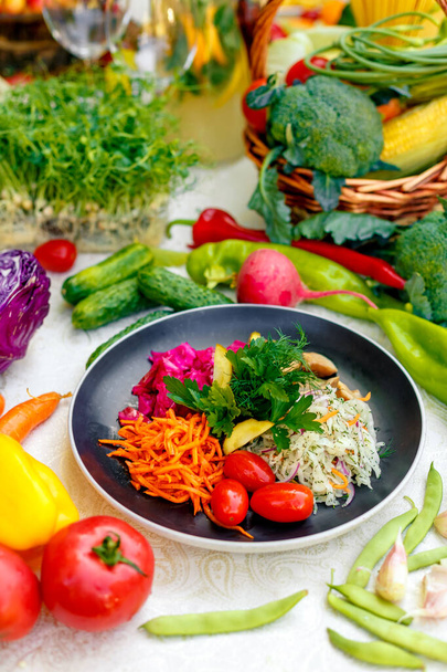 вегетарианское блюдо с овощами Помидоры, морковь, капуста, грибы и свекла
 - Фото, изображение
