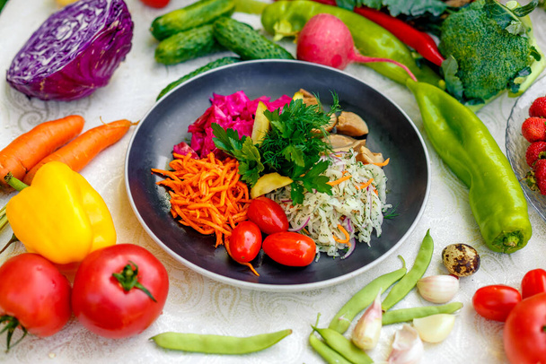 Sebzeli vejetaryen yemeği. Domates, havuç, lahana, mantar ve pancar. - Fotoğraf, Görsel