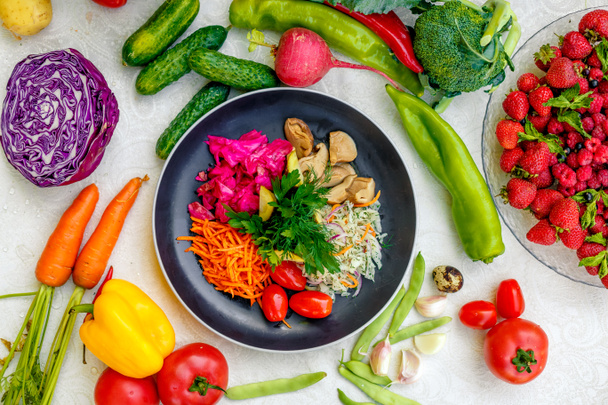 Sebzeli vejetaryen yemeği. Domates, havuç, lahana, mantar ve pancar. - Fotoğraf, Görsel