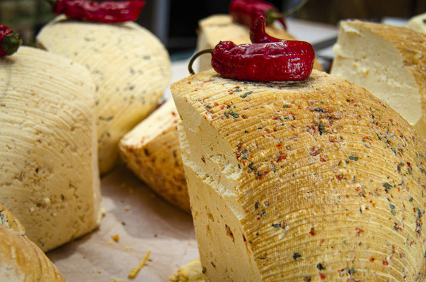 Zelfgemaakte kaas met Chili uit koemelk, die hoog in de bergen, gemaakt door herders grazen - Foto, afbeelding