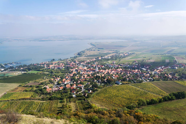 Luftaufnahme des Dorfes Pavlov vom Berg Devin am Ufer des Stausees Nove Mlyny, Bezirk Breclav, Südmähren, Tschechien, sonniger Sommertag - Foto, Bild