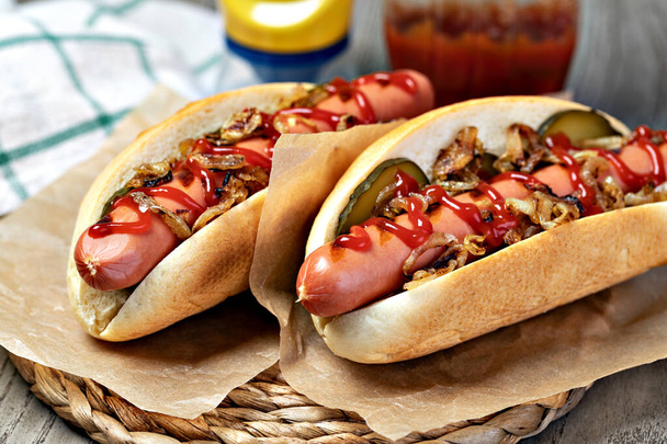 Gegrillter Hot Dog mit Ketchup auf Holztisch - Foto, Bild