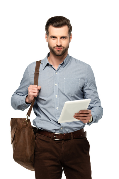 όμορφος επιχειρηματίας με τσάντα κρατώντας ψηφιακό δισκίο απομονώνονται σε λευκό  - Φωτογραφία, εικόνα