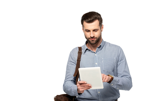 homem de negócios barbudo com saco usando tablet digital isolado em branco
  - Foto, Imagem