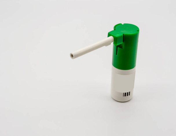 Grüne und weiße Tasche Kehlkopf Sprühflasche isoliert auf weißem Hintergrund. - Foto, Bild