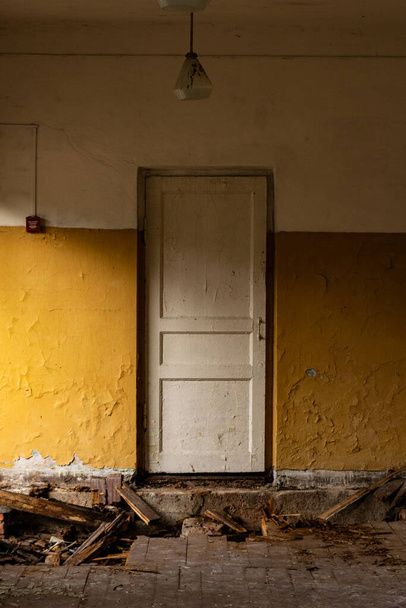 селективний фокус - старий покинутий будинок з чистками фарби та руїн у Ленінграді (Росія). - Фото, зображення