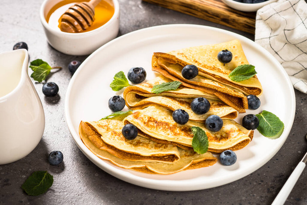 Crepes with blueberries and honey. - Foto, immagini